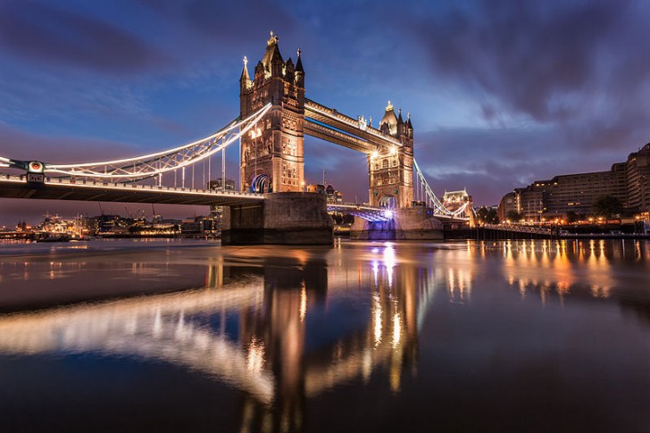 13. Tower Bridge in London ist eine Show am Abend