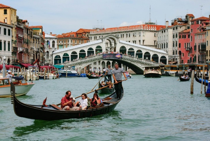 15. Die Rialto-Brücke in Venedig