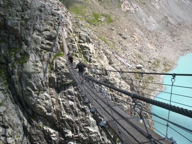 3. Dit is de Triftbrug in de Zwitserse alpen