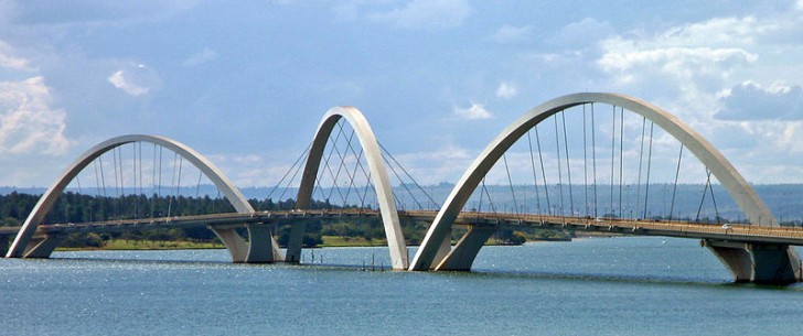 4. Le Kubitschek Bridge au Brésil