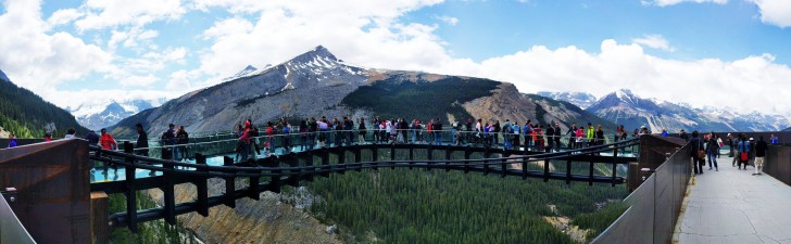 5. Le Glacier Skywalk sur les montagnes rocheuses au Canada