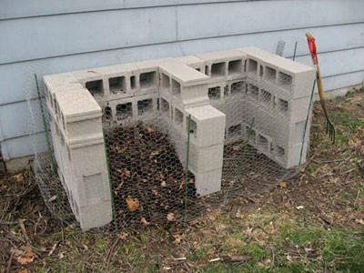 11. Un angolo per creare il compost domestico: i blocchi di cemento consentono l'aerazione ma assicurano stabilità