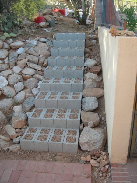 7. I blocchi di cemento perforati sono perfetti per realizzare una scalinata: all'interno si può mettere brecciolino o anche far crescere dell'erba