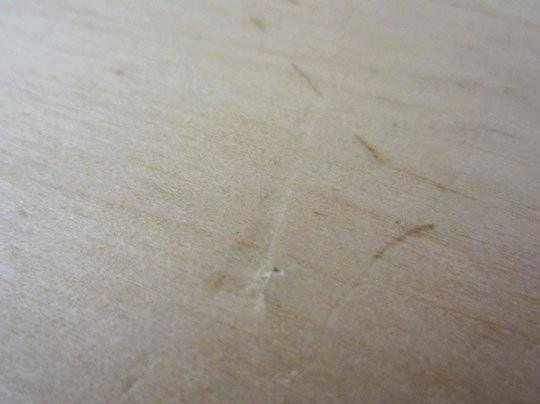 Tutto ciò che dovete procurarvi è un ferro da stiro e un foglio di carta assorbente bagnato.