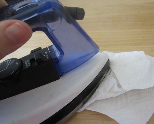 Per prima cosa inumidite con la carta la zona che riporta il graffio; poi adagiatevi sopra la carta bagnata e iniziate a "stirarla" delicatamente.