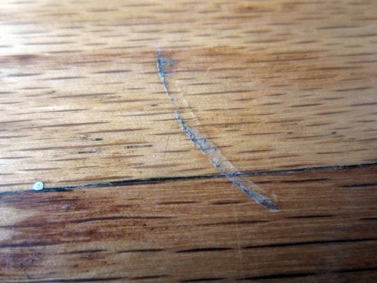 Una volta riportala la superficie in piano, potrebbe essere necessario rimuovere lo sporco che si è accumulato all'interno.