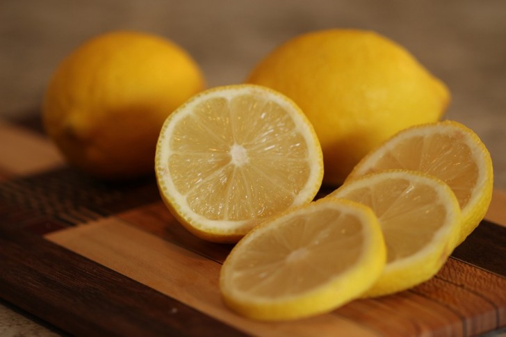 Il succo di limone è uno sgrassatore formidabile ed economico: ecco 5 modi di usarlo in casa - 1