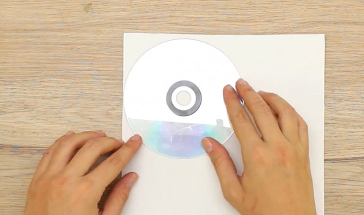 Adagiate il CD in un angolo del foglio, tenendo la parte decorata sotto