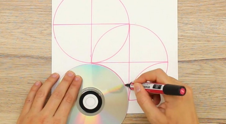 Sempre usando il CD, create degli spicchi come mostrato in figura