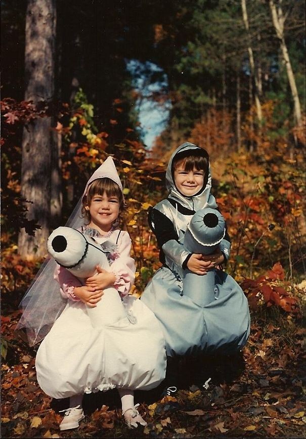 7. Prinses en ridder: mijn zus en ik tijdens Halloween 1993"