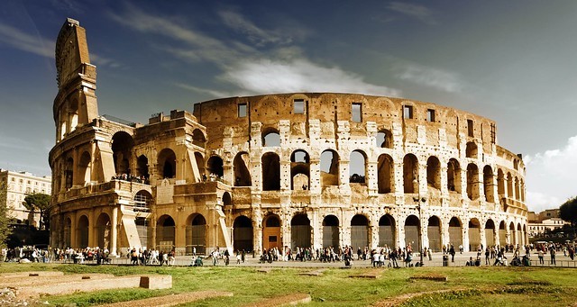 9. Il Colosseo di Roma, il più grande anfiteatro del mondo, è stato usato anche come cimitero e castello privato