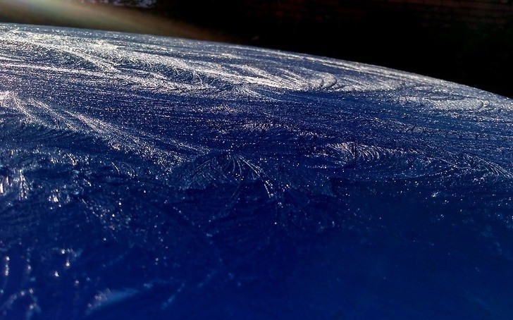 Man könnte an den Blick aus dem Weltraum denken... aber es ist eigentlich die Wirkung von Frost auf die Windschutzscheibe eines Autos!