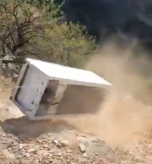 Um homem joga o refrigerador em um barranco: a polícia o encontra e faz ele tirá-lo de lá - 2