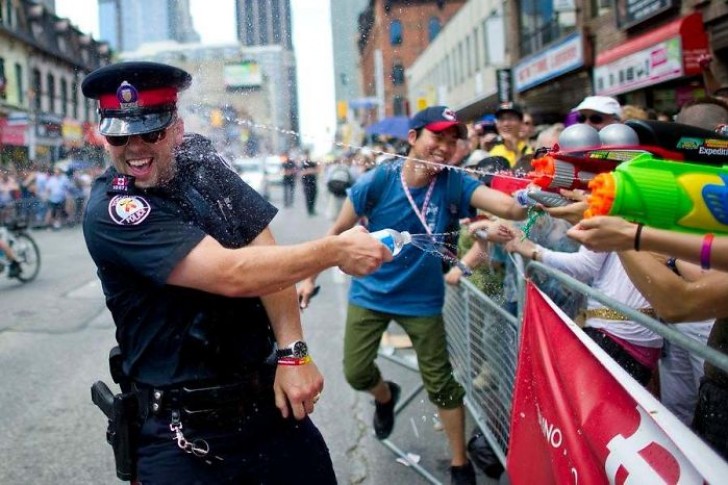 1. Un "affrontement" typique entre la police et les citoyens !