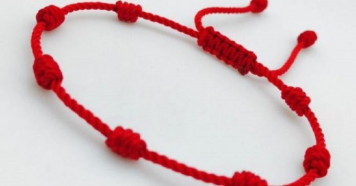 Dit is de betekenis van het dragen van een rood armbandje met 7 knopen aan de linkerpols - 1