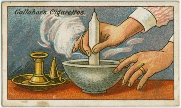 19. Um eine Kerze in den Kerzenhalter einzusetzen, tauchen Sie sie für einige Minuten in heißes Wasser, um sie weich zu machen