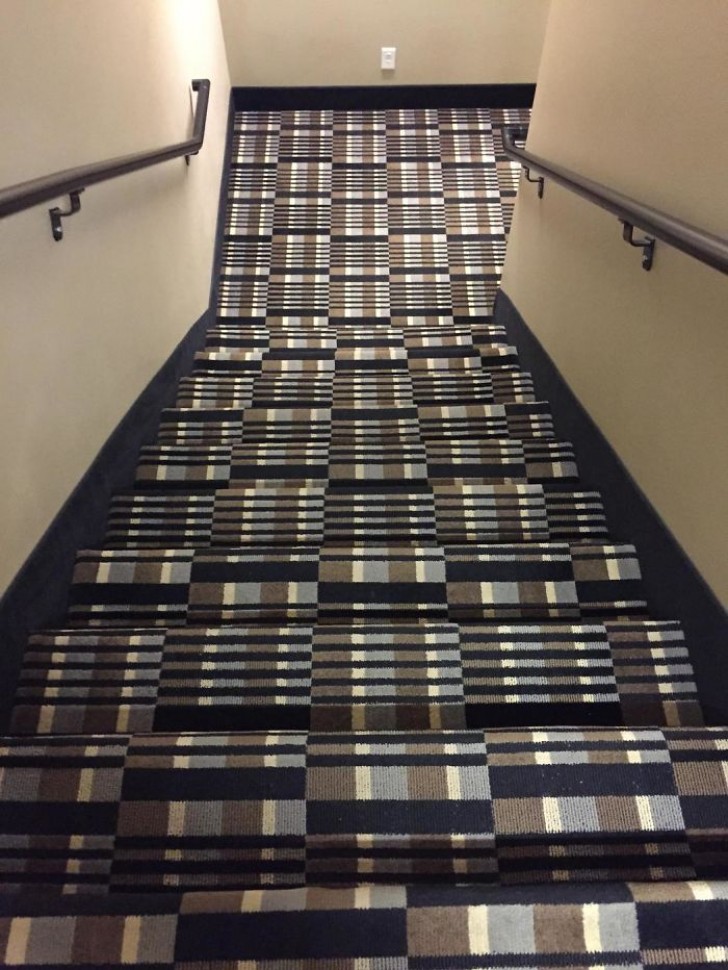 3. Auch dieser Teppich scheint nicht wirklich geeignet zu sein, um eine Treppe zu verkleiden.....