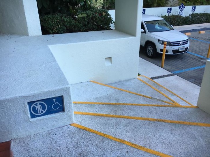 7. E questa sarebbe una rampa per disabili?