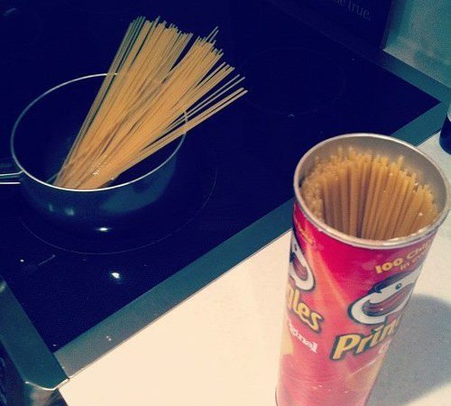 13. Conserva gli spaghetti nel tubo delle patatine: è praticamente perfetto!