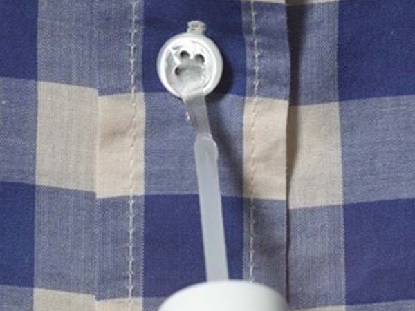 2. Una goccia di smalto trasparente renderà più resistenti i bottoni delle camicie