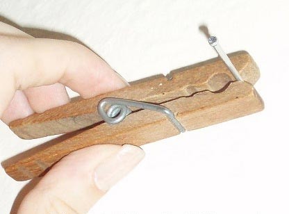 3. Una molletta è utile per tenere il chiodo senza schiacciarsi le dita con il martello