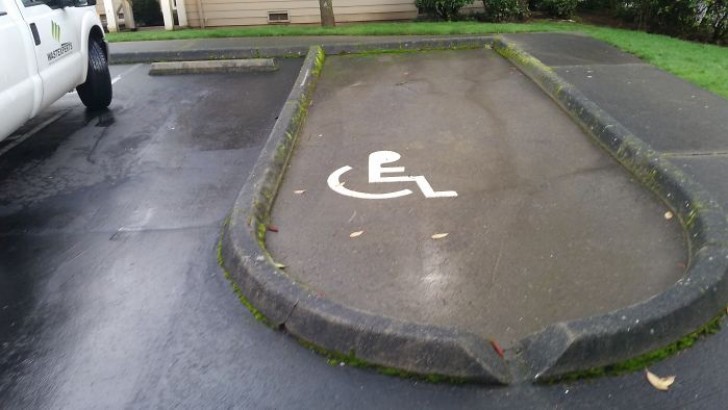 Diteci voi come è possibile parcheggiare l'automobile in questo posto disabili!