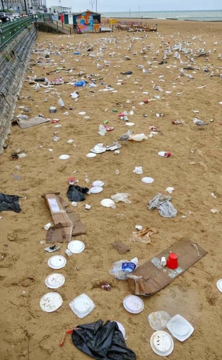La spiaggia di Margate nel Regno Unito dopo la "visita" di tantissimi bagnanti