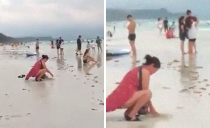 Esta turista enterra o seu absorvente na areia