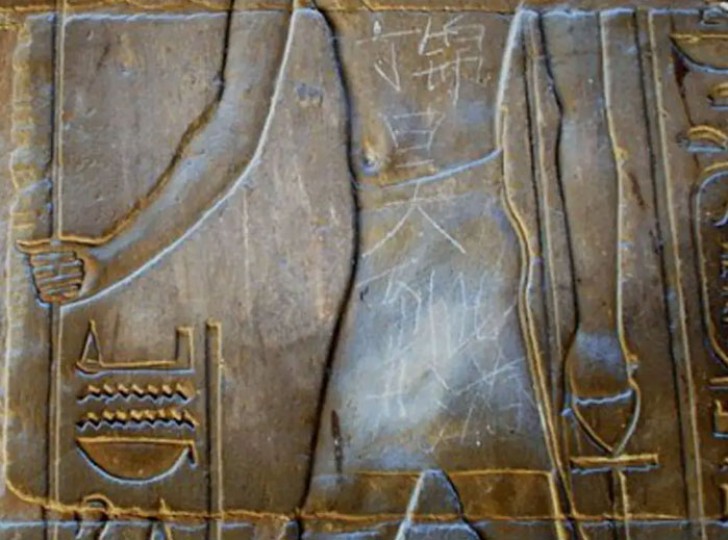 Uno studente cinese di 15 anni ha "scolpito" il suo nome in un importante scultura nel Tempio di Luxor in Egitto