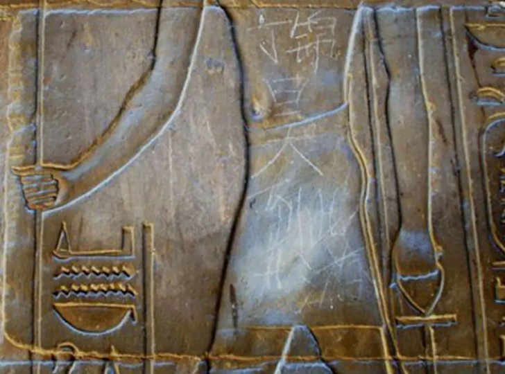 Un étudiant chinois de 15 ans a "gravé" son nom dans une inestimable sculpture du temple de Louxor en Egypte.