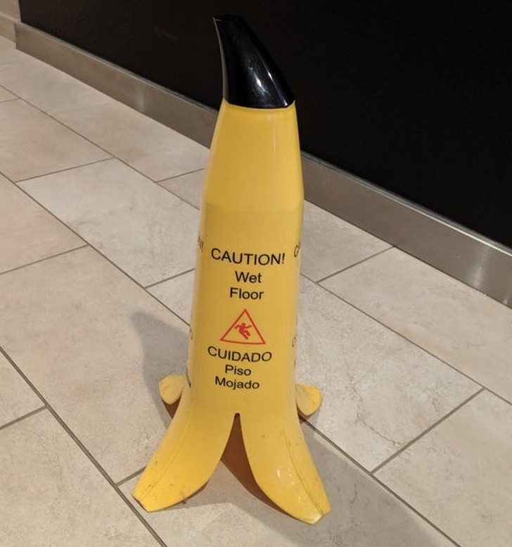 3. La buccia di banana che ti avverte che potresti scivolare a causa del pavimento bagnato
