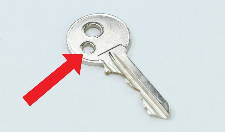 Troppe chiavi tutte uguali? Fai un foro più piccolo su una di esse e infilaci l'anellino del portachiavi