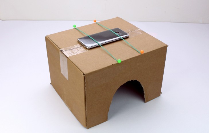 Il cinema con il vostro smartphone? Create un foro su una scatola grande come il cellulare, infilate la testa e...buona visione!