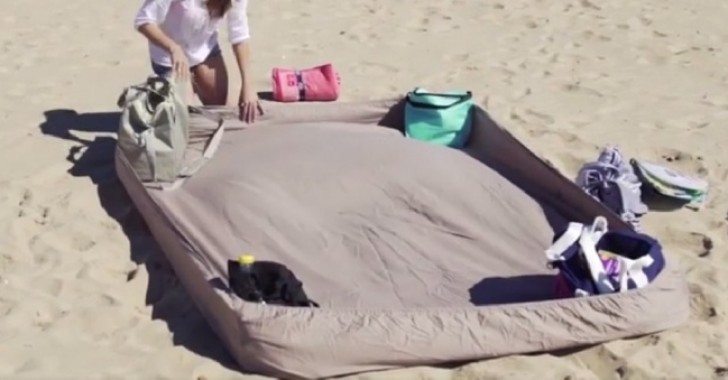 Se volete creare uno spazio sicuro e pulito per la vostra famiglia durante una giornata al mare, portate con voi un lenzuolo ad elastico