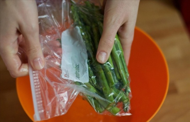 Per un sottovuoto fai da te, utilizzate una bacinella: immergendo la busta parte dell'aria uscirà e i cibi rimarranno più freschi!