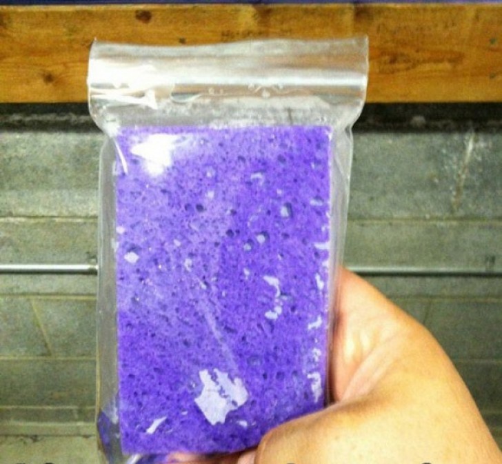 A corto di ghiaccio? Usate una spugna imbevuta di acqua, mettetela nel freezer...e vedrete che risultato!