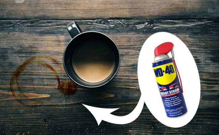 Per eliminare le macchie da tè o caffè sul tavolo, usate un panno e dell'olio sbloccante