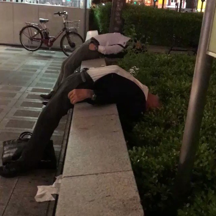 10. Les employés japonais après un temps de travail épuisant...