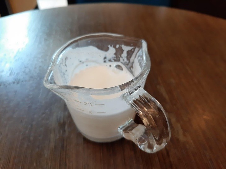 6. Al bar si può bere il latte in questa particolare tazza sia per mancini che per destrorsi!