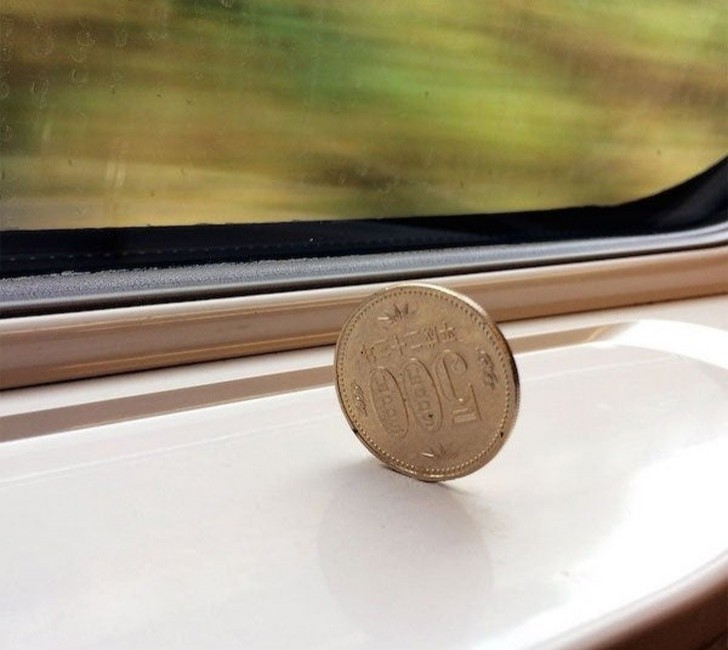 8. Il perfetto comfort dei treni ad alta velocità giapponesi: a oltre 300 km/h la moneta rimane in piedi!