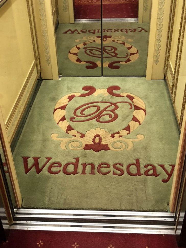 15. In diesem Hotel erinnert uns ein Teppich im Inneren des Aufzugs daran, an welchem Wochentag wir sind....