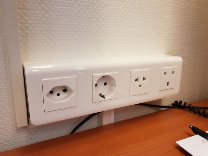 17. In questa camera d'albergo svizzera, non sarà un problema collegare i dispositivi elettrici di ogni parte del mondo