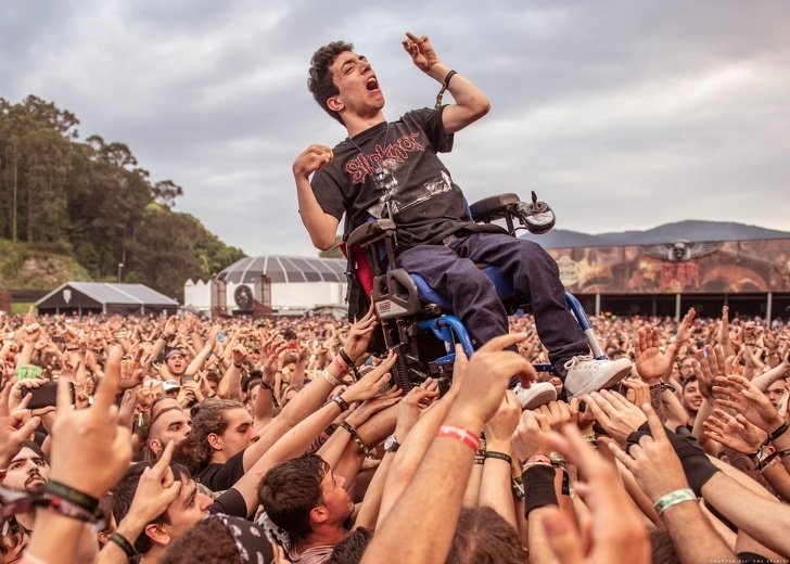 En un festival de música metálica en España, Alex ha sido literalmente levantado con la silla de ruedas por sus amigos.¡La música es de todos!