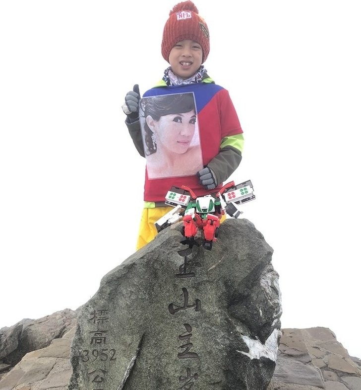 Dit Taiwanese kind heeft een 4000 meter hoge berg beklommen ter ere van zijn overleden moeder. Zo zal hij dichter bij haar zijn.