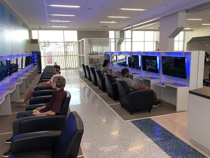 10. Un aéroport avec des consoles de jeux pour divertir les passagers pendant leur attente. Attention à ne pas rater l'avion !
