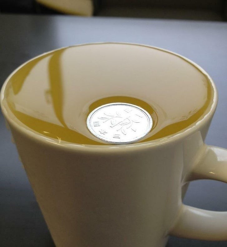 12. Eine japanische Münze, die so leicht ist, dass sie im Cappuccino schwimmt!
