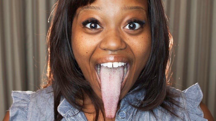 10. Dieses Mädchen hält das Guinness Buch der Rekorde für die längste Zunge: Sie ist fast 10 cm lang!