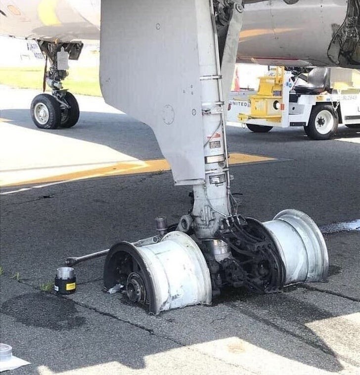 2. Die Folgen einer Notlandung: Zum Glück wurde niemand verletzt.... außer dem Flugzeug!