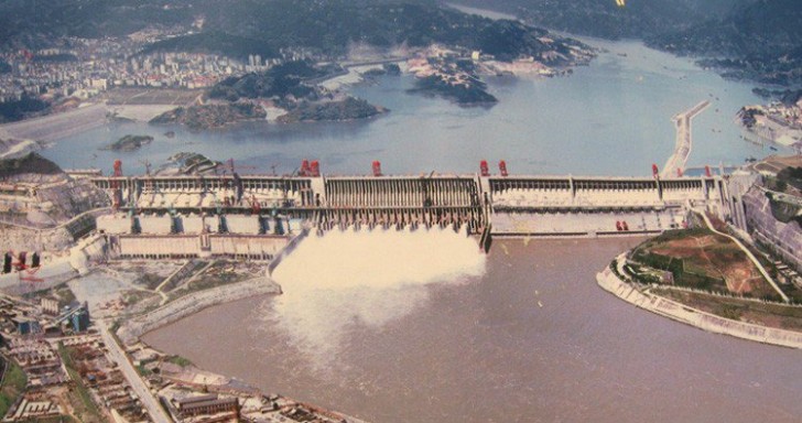 Der Drei-Schluchten-Staudamm in China ist 181 Meter hoch und 2.335 Meter lang. Er ist so groß, dass er die Erdrotation mit den Wassermassen verlangsamen könnte, die er bewegen kann, das entspricht 18 Kraftwerken zusammen