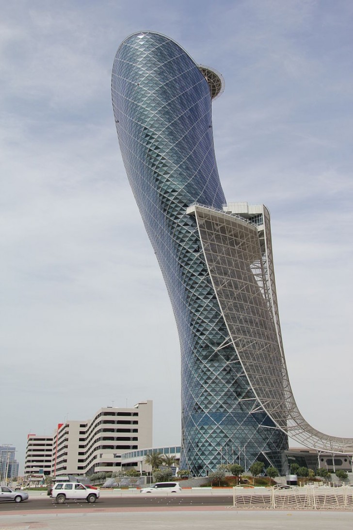 Das Haupttor in Abhu Dhabi ist das am stärksten geneigte Gebäude der Welt. Mit seinen 35 Stockwerken und 160 Metern Höhe ist es viermal so "krumm" wie der Turm von Pisa.